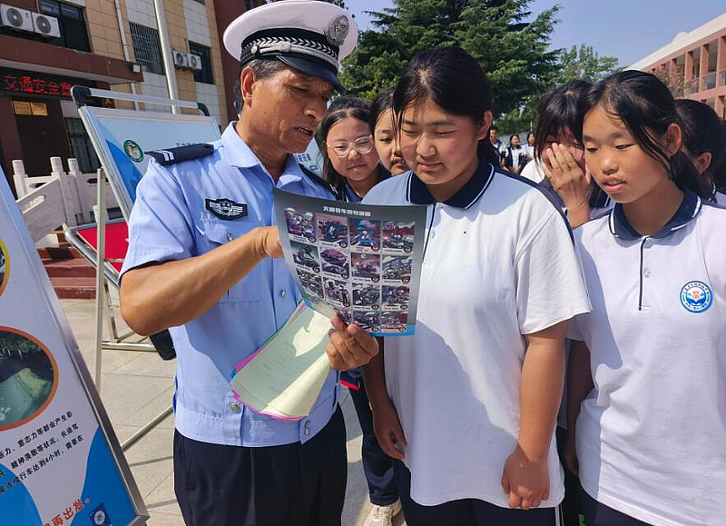 大荔公安交警：交通安全進(jìn)校園 上好“開學(xué)第一課”